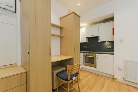 Studio to rent, Ballards Lane, London