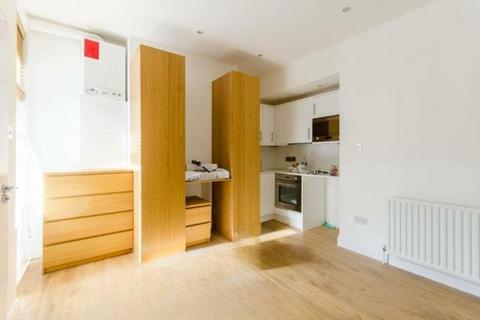 Studio to rent, Ballards Lane, London