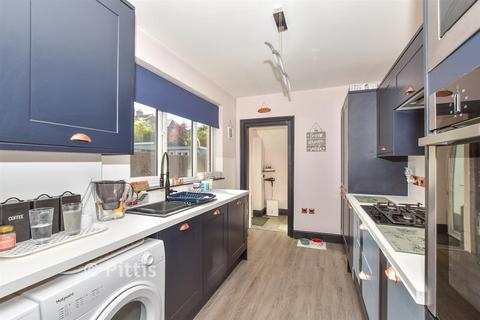 3 bedroom semi-detached house for sale, Oakfield Road, East Cowes PO32