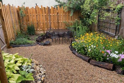 2 bedroom detached house to rent, Jasons Hill, HP5