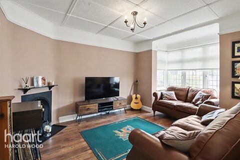 4 bedroom semi-detached house for sale, Kenilworth Avenue, Harold Park