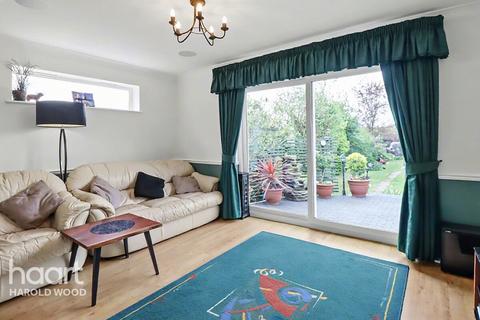 4 bedroom semi-detached house for sale, Kenilworth Avenue, Harold Park