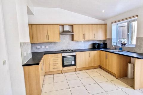 3 bedroom semi-detached house to rent, Ennerdale Road, Reading RG2