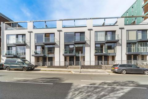 4 bedroom terraced house to rent, Millbay Road, Plymouth