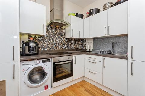 2 bedroom flat for sale, Cavendish Avenue, Harrow