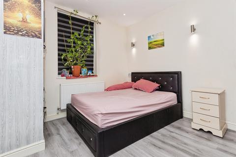 2 bedroom flat for sale, Cavendish Avenue, Harrow