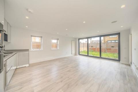 3 bedroom flat to rent, Lordship Lane, London SE22