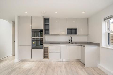3 bedroom flat to rent, Lordship Lane, London SE22