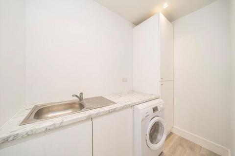 3 bedroom flat to rent, Lordship Lane, London SE22