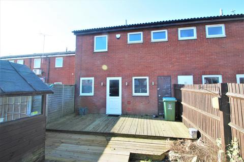 2 bedroom terraced house to rent, Frome Close, Aylesbury HP21