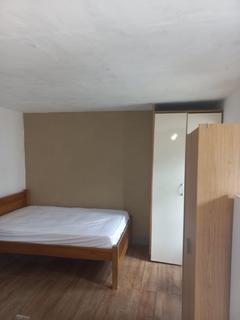 Studio to rent, Rowe Gardens, Barking IG11