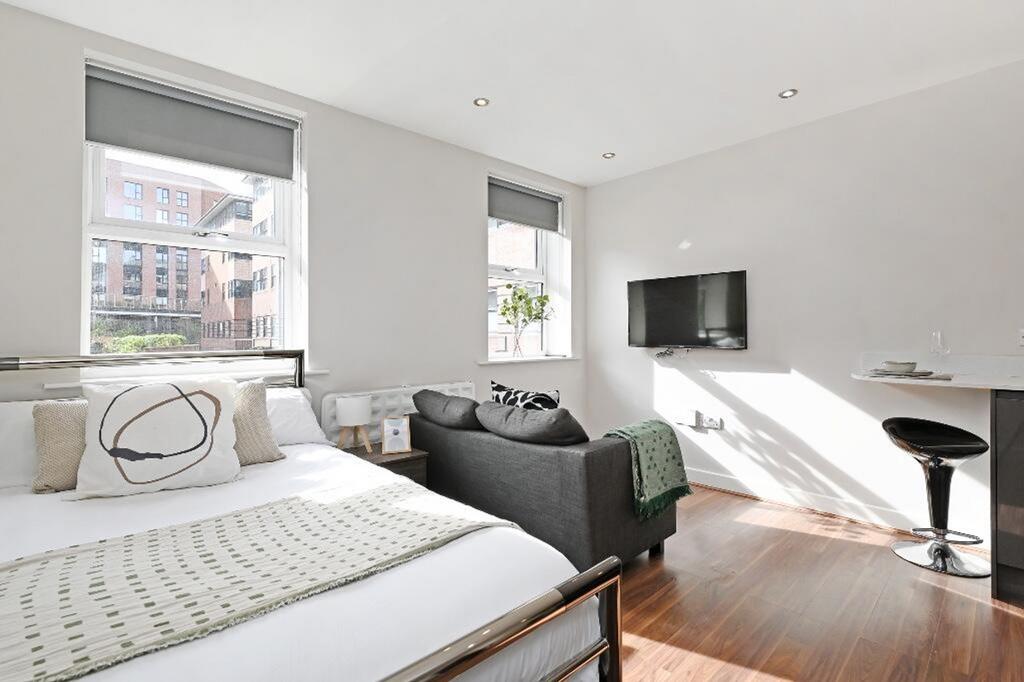 Apartment in Sheffield, Broomhall, South Yorkshire - View 2