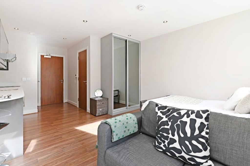 Apartment in Sheffield, Broomhall, South Yorkshire - View 3