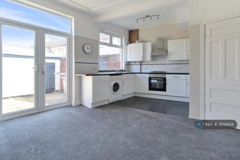 3 bedroom end of terrace house to rent, Fieldside Road, Birkenhead, CH42