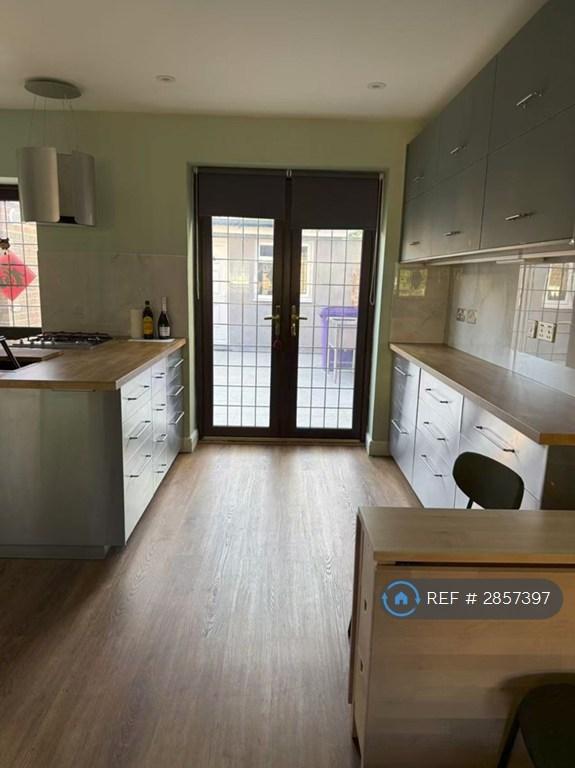 3 bedroom end of terrace house to rent