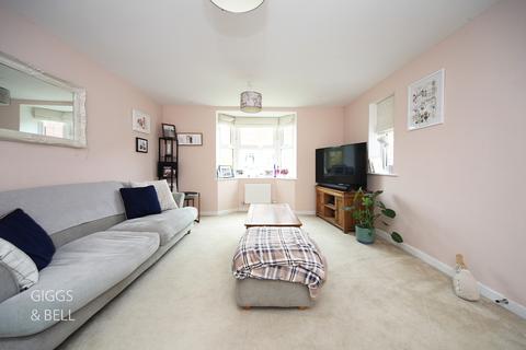 4 bedroom detached house for sale, Cassidy Close, Luton, Bedfordshire, LU2 7FW
