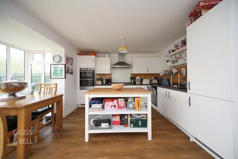 4 bedroom detached house for sale, Cassidy Close, Luton, Bedfordshire, LU2 7FW