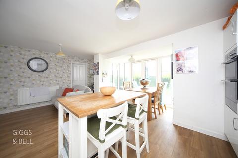 4 bedroom detached house for sale, Cassidy Close, Luton, Bedfordshire, LU2 7FW