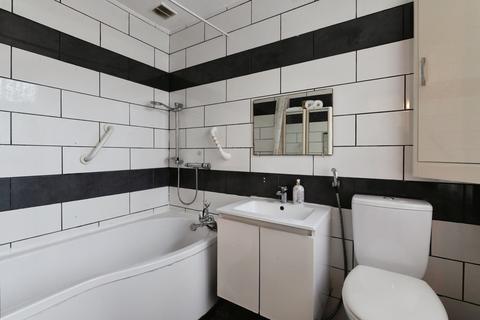 2 bedroom bungalow to rent, South Crescent, Southend-on-Sea, SS2