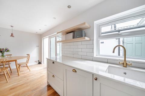 3 bedroom flat for sale, Shuttleworth Road, London, SW11