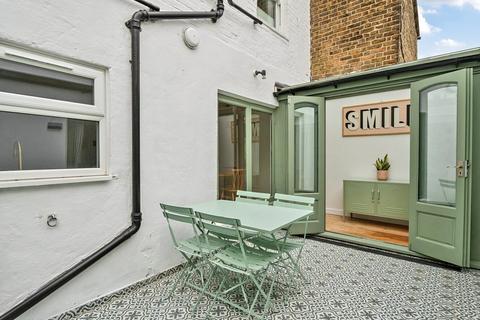 3 bedroom flat for sale, Shuttleworth Road, London, SW11