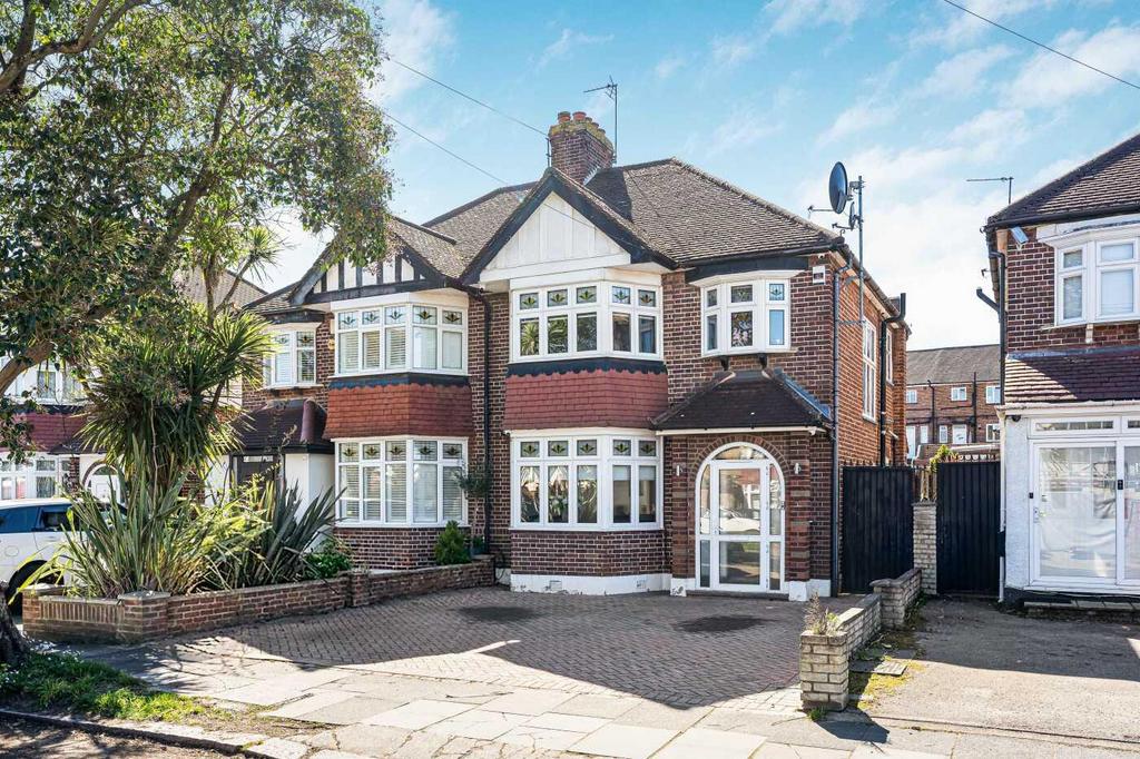Detached house exterior, driveway