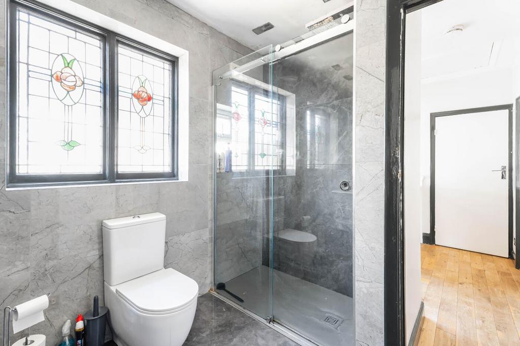 SHOWER ROOM (pic 2)