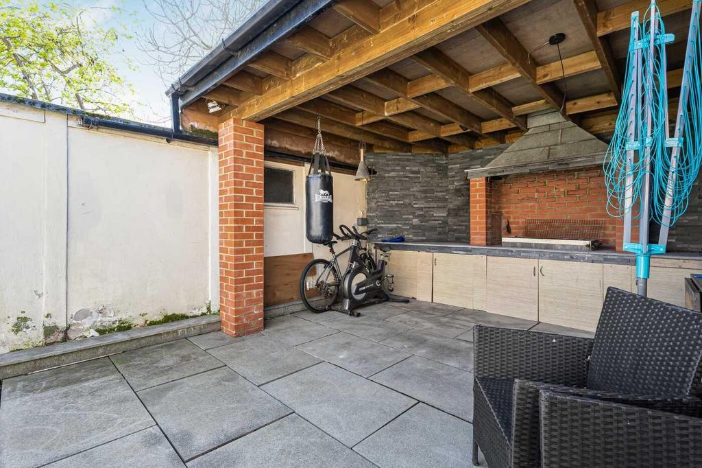 Rear covered patio / bbq area