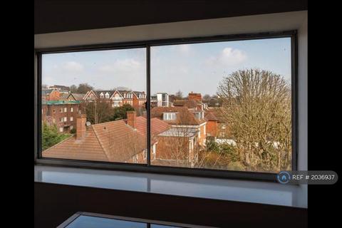 Studio to rent, Stretford Court, London, SW19