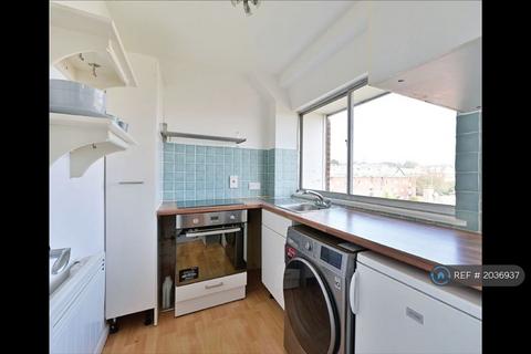 Studio to rent, Stretford Court, London, SW19