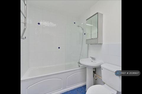 Studio to rent, Stretford Court, London, SW19