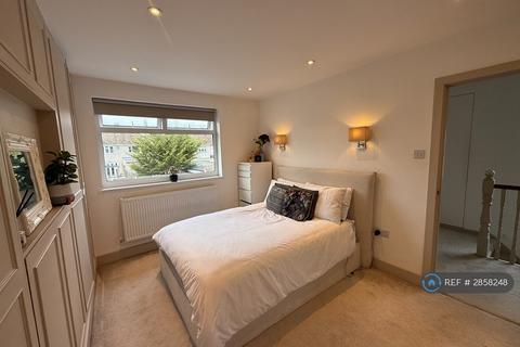 1 bedroom in a house share to rent, Seaforth Close, Romford, RM1