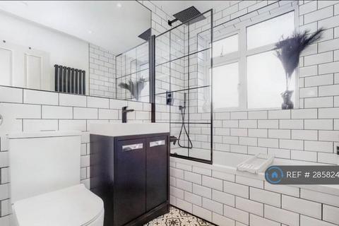 1 bedroom in a house share to rent, Seaforth Close, Romford, RM1