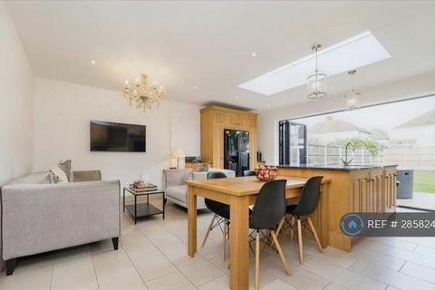 1 bedroom in a house share to rent, Seaforth Close, Romford, RM1