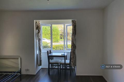Studio to rent, Hawthorn Crescent, West Drayton, UB7