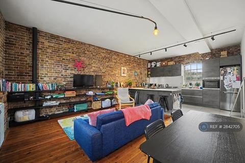 3 bedroom flat to rent, Surrey Square, London, SE17