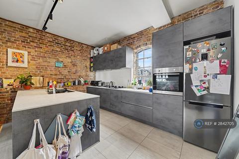 3 bedroom flat to rent, Surrey Square, London, SE17