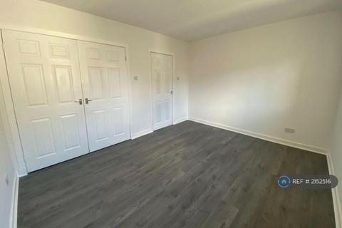 4 bedroom flat to rent, Easterhouse Road, Glasgow, G34