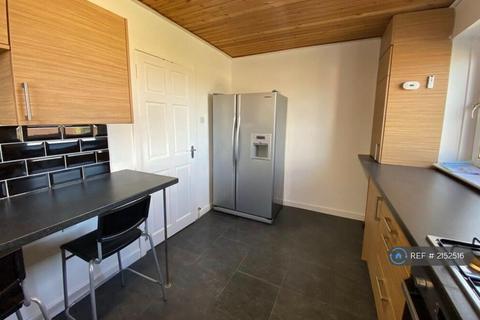 4 bedroom flat to rent, Easterhouse Road, Glasgow, G34