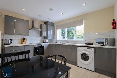 3 bedroom semi-detached house to rent, Grove Gardens, Balderton