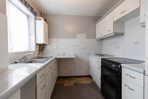 2 bedroom terraced house to rent, Warwick Close, Chippenham SN14