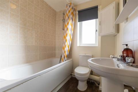 2 bedroom terraced house to rent, Warwick Close, Chippenham SN14
