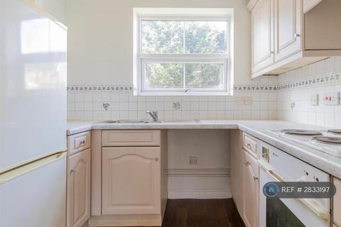1 bedroom flat to rent, Napier Crescent, Wickford, SS12