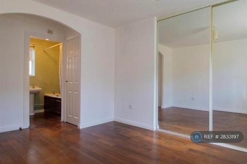 1 bedroom flat to rent, Napier Crescent, Wickford, SS12