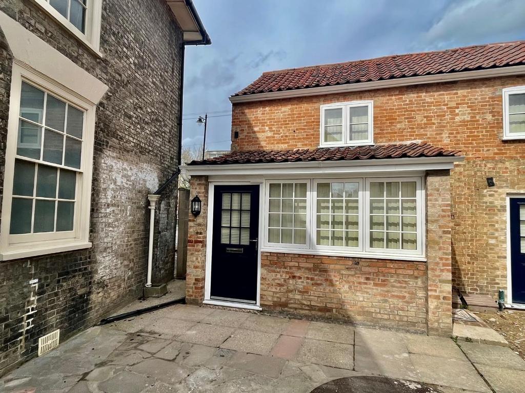 1 bedroom semi-detached house to rent