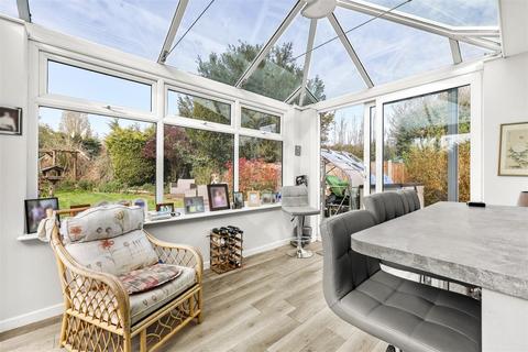 2 bedroom semi-detached bungalow for sale, Hows Mead, North Weald
