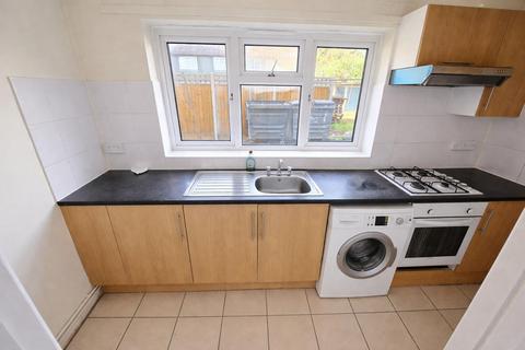 1 bedroom flat to rent, Fern Grove, Feltham TW14