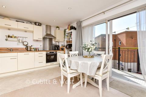 2 bedroom flat for sale, Canalside, Redhill RH1