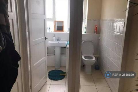 3 bedroom flat to rent, Penrose St, London, SE17