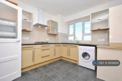 3 bedroom flat to rent, Penrose St, London, SE17